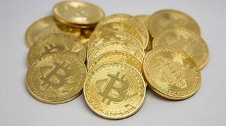 Bitcoin pokračuje v pádu. Jeho hodnota klesla pod šest tisíc dolarů