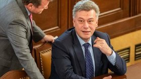„Skandál a dohoda s podsvětím!“ Do Blažka kvůli miliardě od gaunera šije ve Sněmovně opozice