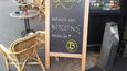 Bitcoiny už přijímá i řada obchodníků po celém světě (na snímku kavárna v nizozemské městě Delft)