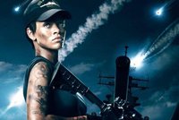 V akční sci-fi Bitevní loď bojuje Rihanna s mimozemšťany
