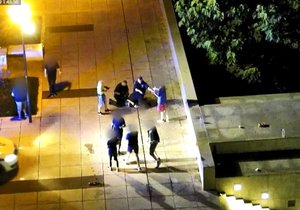 V Brně se porvala skupinka mladíků. Vše zachytily kamery strážníků.