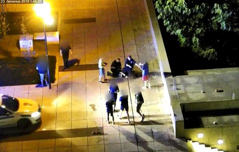 Kop do hlavy a krev: Osm mladíků se porvalo přímo před kamerou, ani nevěděli proč