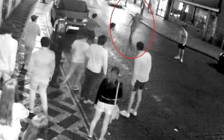 Před barem v Dlouhé ulici jeden mladík bodl druhého, dalšího zkopal.