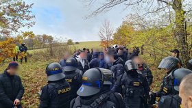 Na loukách na Odersku se chystala velká bitka fotbalových fanoušků. Včas ji zarazili policisté.