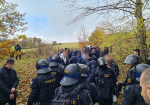 Na loukách na Odersku se chystala velká bitka fotbalových fanoušků. Včas ji zarazili policisté.