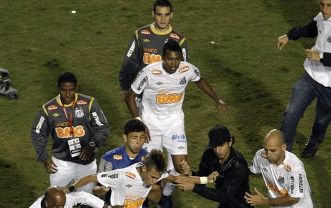 Hulvát Neymar dupe soupeři na záda.