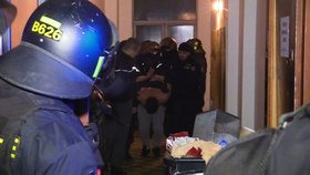 V jednom z bytů v Tusarově ulici se popralo 30 osob, některé z nich museli ošetřit záchranáři. Čtyři největší agresory zajistila policie.