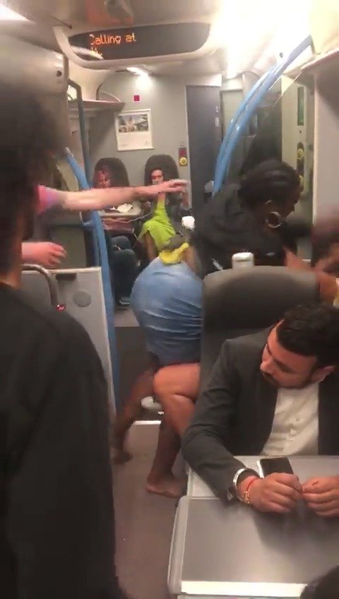 Dva páry se porvaly v anglickém vlaku.