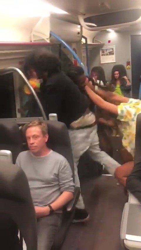 Dva páry se porvaly v anglickém vlaku.
