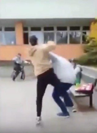 Osmák z Třebíče před školou zbil dívku, která se v bitce zastala kamaráda!