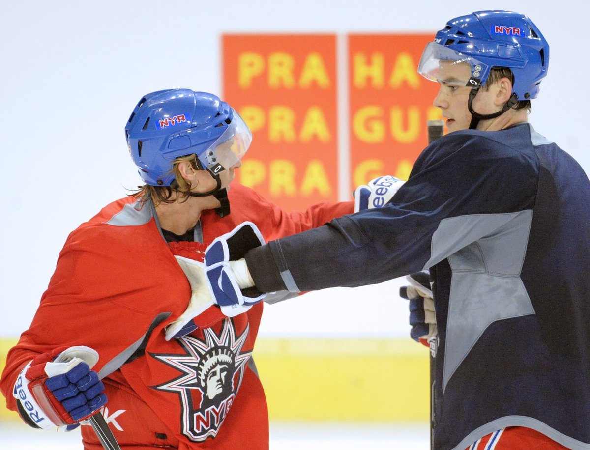 Bitka na tréninku? Hokejisté Rangers Carl Hagelin (vlevo) a Dylan McIlrath k ní neměli daleko.