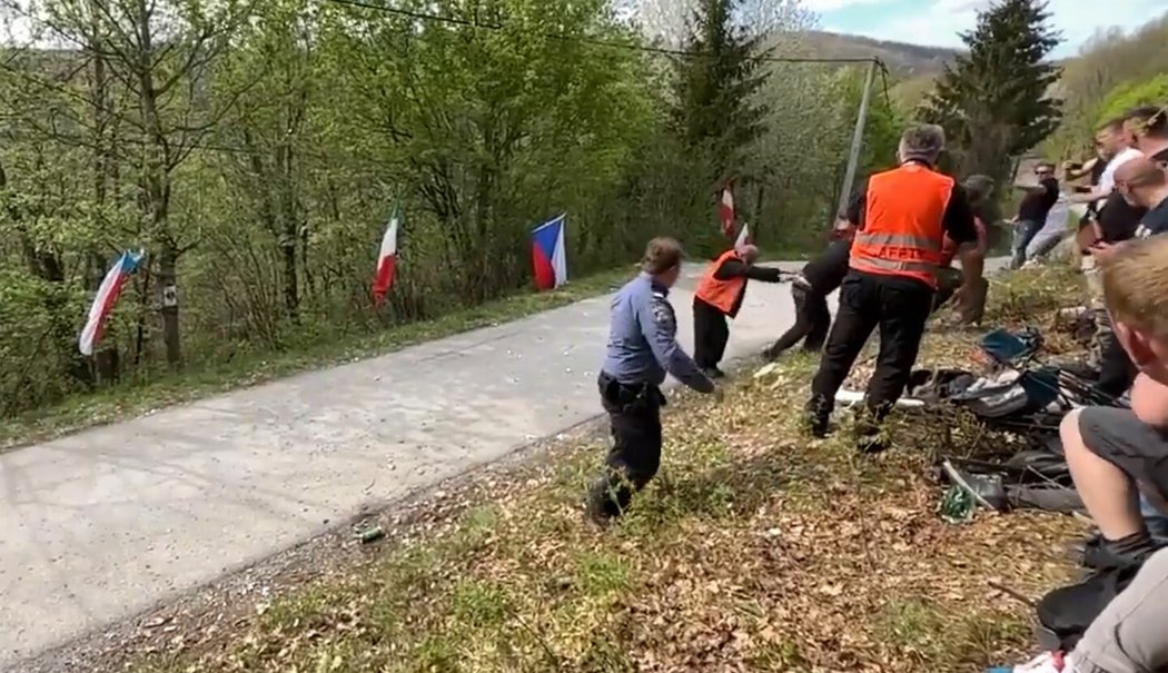 Fanoušci WRC se porvali přímo na trati, k tragédii nechybělo mnoho
