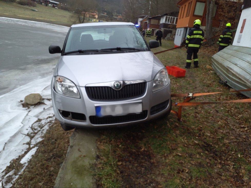 Senior se zasekl nad Vranovskou přehradou: kola visela ze srázu. Bál se vystoupit.