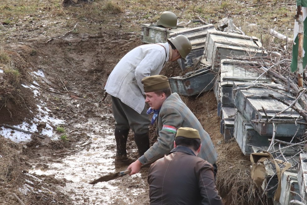 Maďarská domobrana hloubila zákopy proti postupující Rudé armádě.