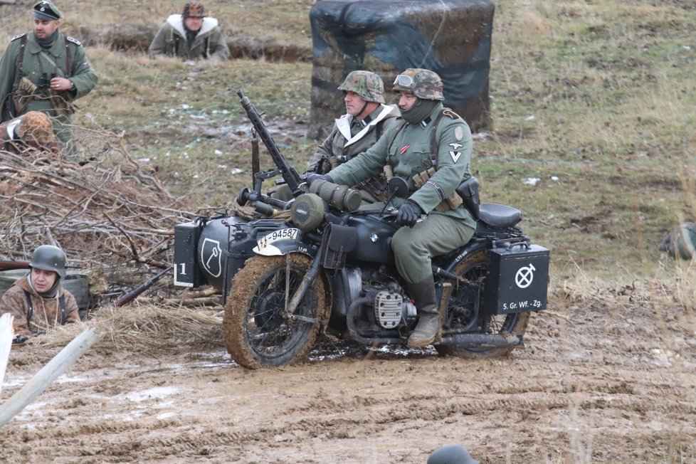 Německá motorizovaná hlídka obhlíží bojové linie.