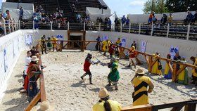 Na 750 bojovníků z 34 zemí se účastní mistrovství světa ve středověkém kontaktním boji.