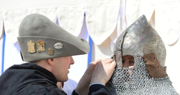 Na 750 bojovníků z 34 zemí se účastní mistrovství světa ve středověkém kontaktním boji.