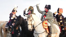 Role císaře Napoleona se opět ujal Američan Mark Schneider.