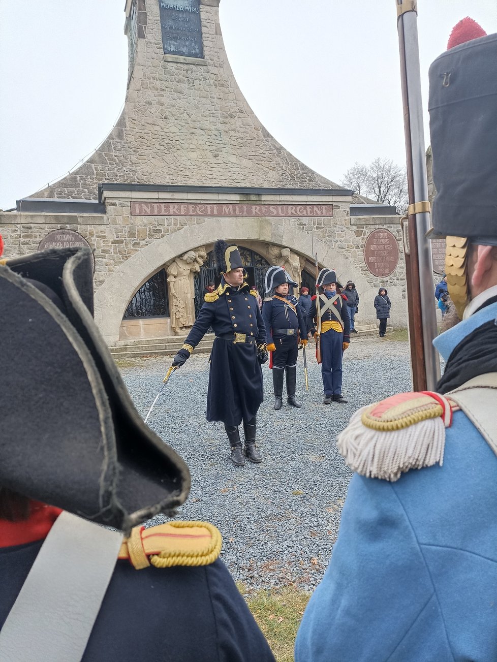 Milovníci historie v dobových uniformách uctili na Mohyle míru u Prace památku padlých v bitvě u Slavkova v roce 1805.