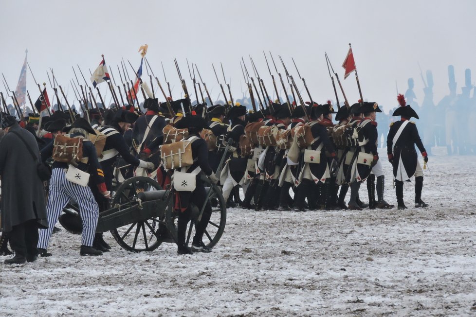 Bitva u Slavkova se letos obešla bez francouzského císaře Napoleona, jehož představitel Mark Schneider zůstal v USA. Francouzi na bojišti vzápětí utrpěli porážku od spojených armád Rakouska a Ruska.