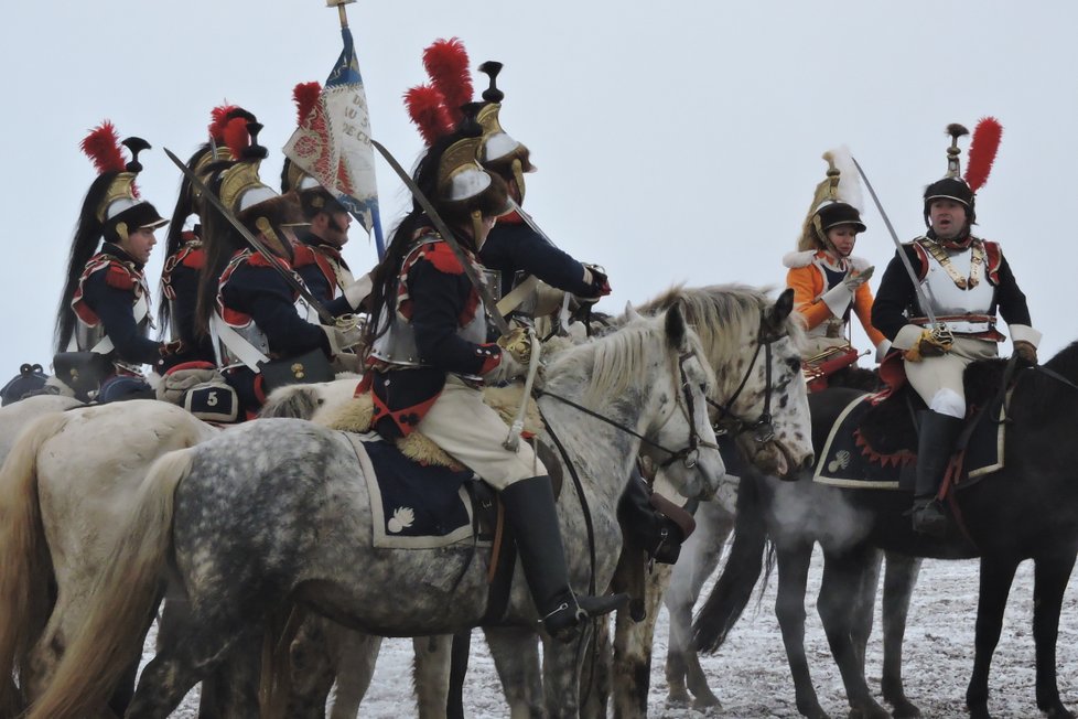 Bitva u Slavkova se letos obešla bez francouzského císaře Napoleona, jehož představitel Mark Schneider zůstal v USA. Francouzi na bojišti vzápětí utrpěli porážku od spojených armád Rakouska a Ruska.