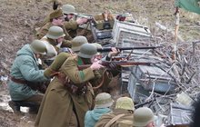 Stovky vojáků u Brna. Rekonstrukce bitvy z roku 1945: O Budapešť bojovali v blátě!