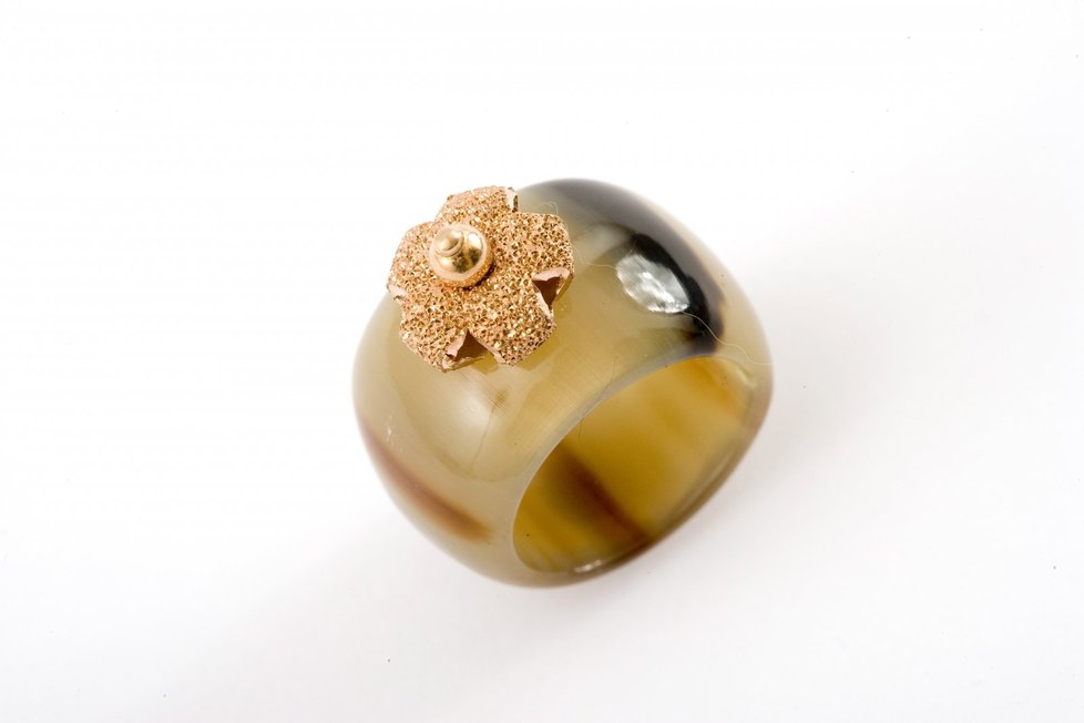 ETNO STYL - Prsten z rohoviny s pozlaceným květem, Spazio33, 1800 Kč