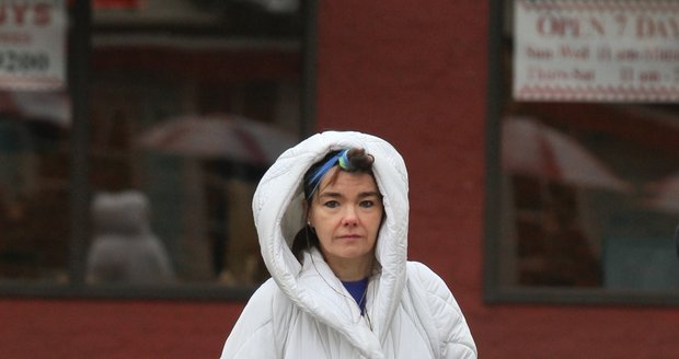 Björk si do ulic New Yorku vyrazila v podivném zimním outfitu alá lední medvěd