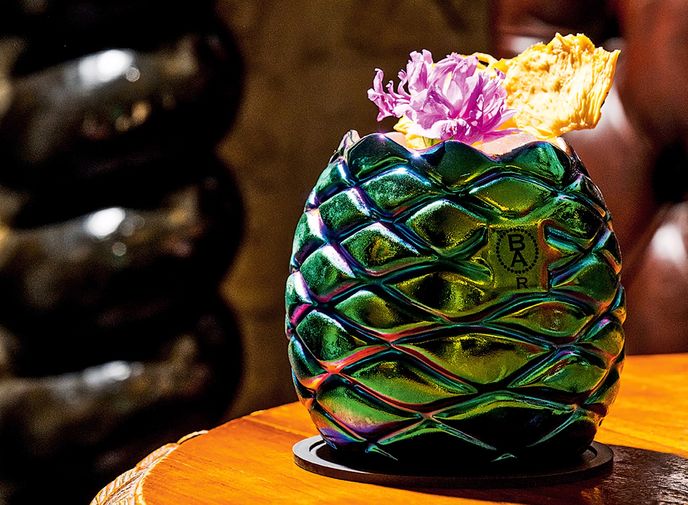Koktejl Tepache Oro měl Alois Krcha namíchat malířce Fridě Kahlo. V Black Angel’s jej ochutnáte také, jde o kombinaci mezcalu a domácího ananasového tepache. Koktejl Tepache Oro měl Alois Krcha namíchat malířce Fridě Kahlo. V Black Angel’s jej ochutnáte také, jde o kombinaci mezcalu a domácího ananasového tepache.