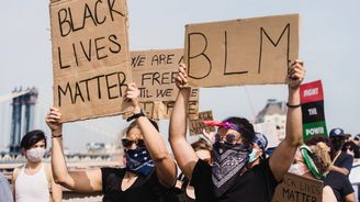 Americké firmy dávají desítky milionů dolarů na podporu hnutí Black Lives Matter