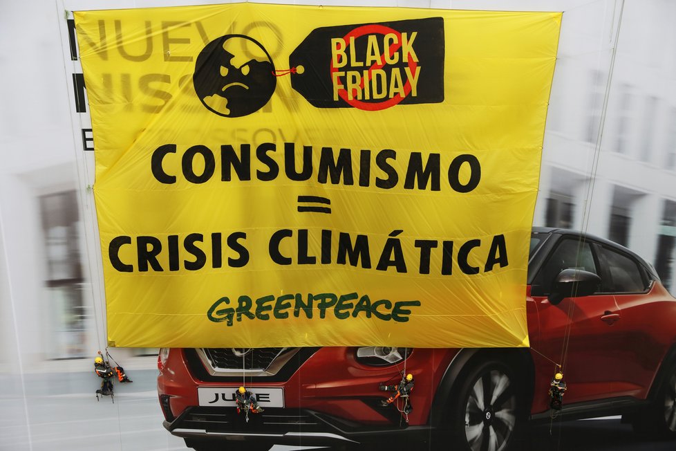 Protest proti Black Friday v Madridu v den klimatických protestů