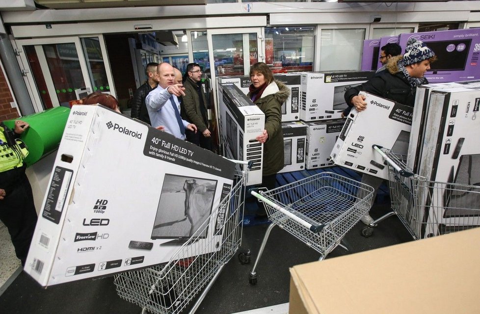 Šílenství během Black Friday v USA.