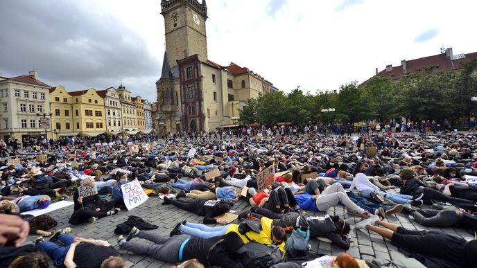 V Praze protestovaly stovky lidí proti policejnímu násilí,rasismu