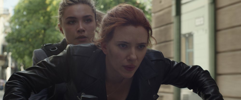 Scarlett Johansson a Florence Pough ve filmu Black Widow