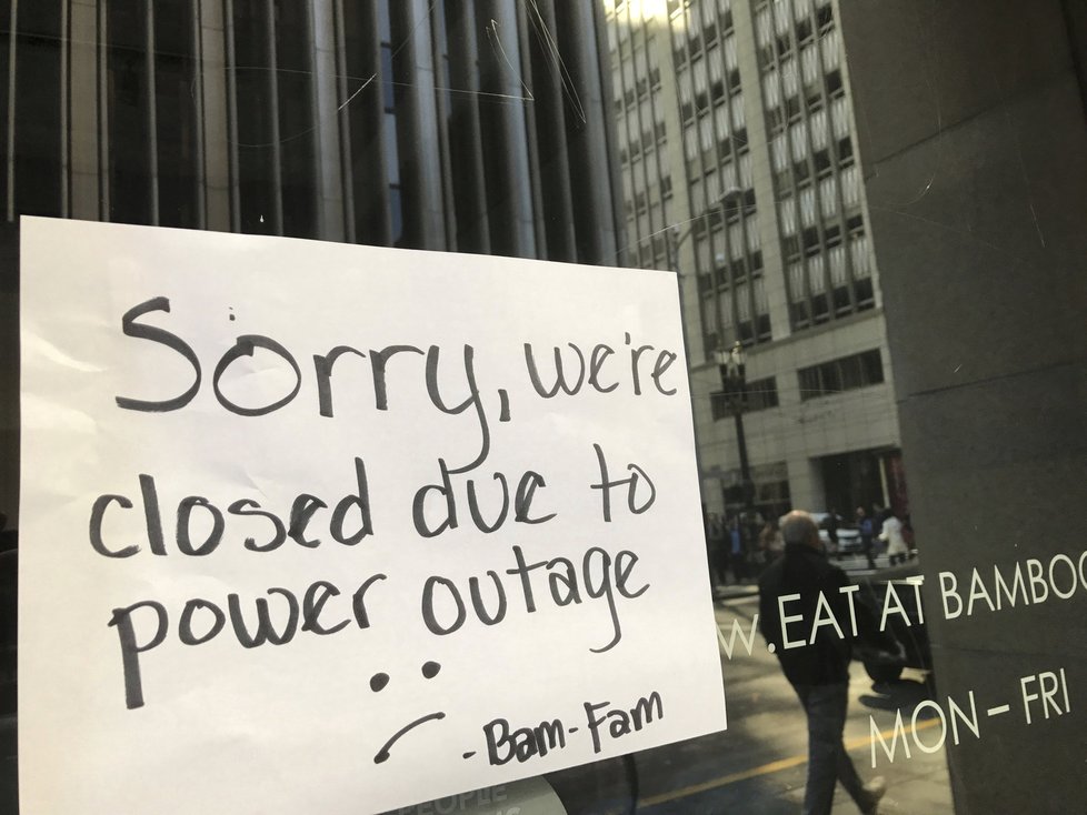 Rozsáhlé oblasti San Franciska postihl výpadek dodávky elektřiny, který ochromil dopravu a obchod a zbavil proudu 90 tisíc úřadů a domácností.