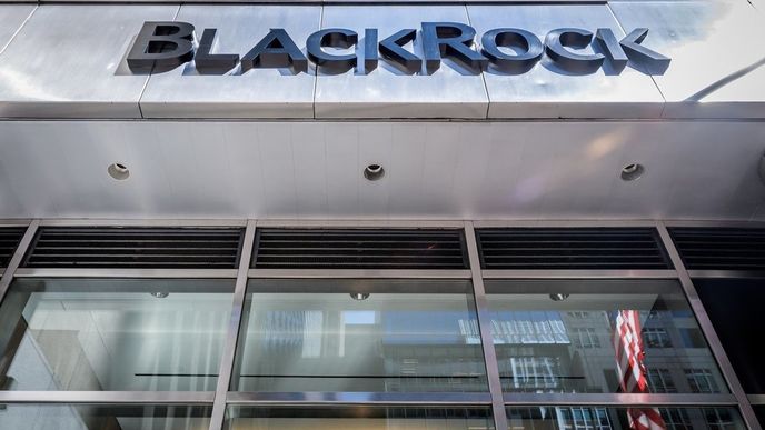 Podle stratégů americké investiční společnosti BlackRock, která spravuje i investice České národní banky, by ceny akcií mohly dále klesat.