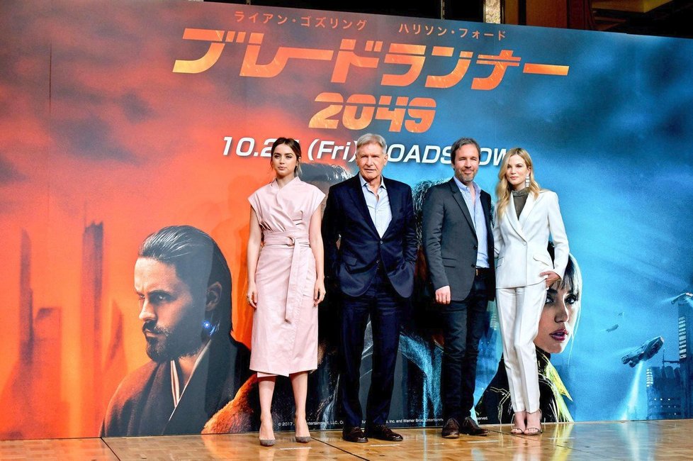 Ana de Armasová s hereckými kolegy z filmu Blade Runner 2049