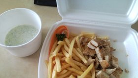 Posílám Vám \"super gyros\" jak jsem si ho přinesla z restaurace Beach Cafe http://www.lunchtime.cz/beachcafe/ Už nikdy více. Rozklepané kuřecí maso,naprosto suché, bez chuti a nakrájené na kostičky, k tomu studené olejové hranolky..