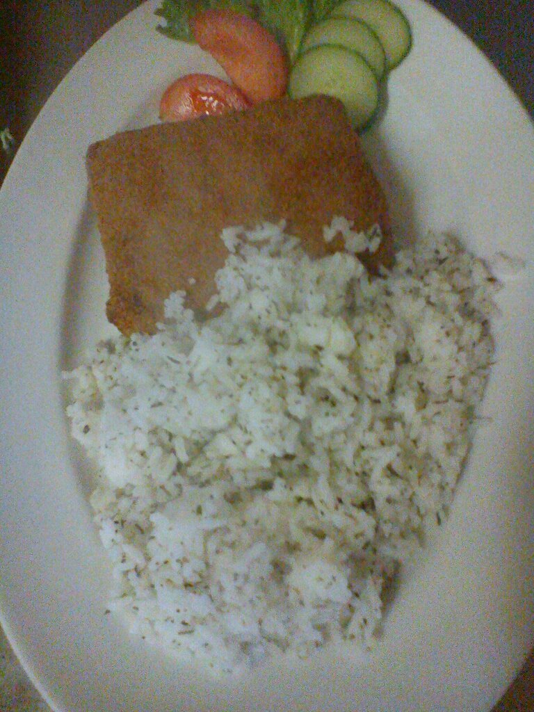 plněná kapsa z kuřecího masa a eidamem s bylinkovou rýží.