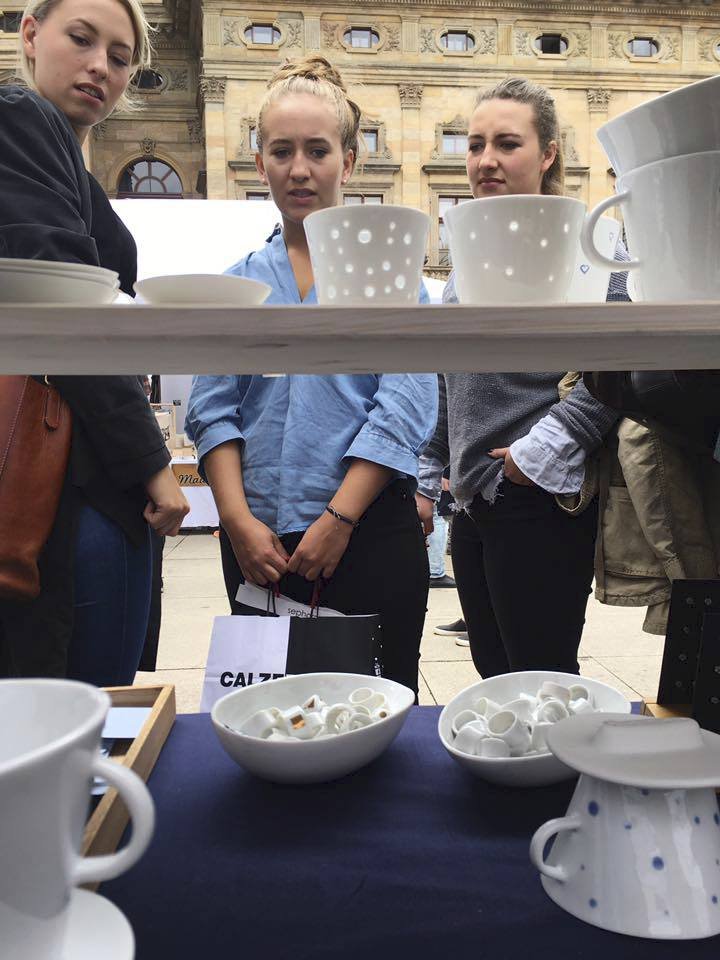 Designérka a autorka značky BLAHO Blanka Hovorková není holka z porcelánu, byť jí osud českých porcelánek není lhostejný.