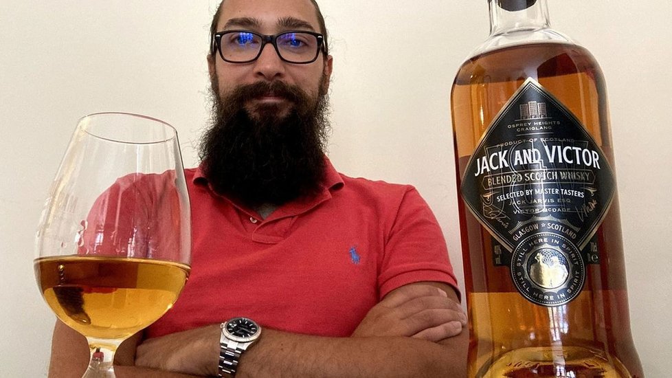 Britský expert na whisky Blair Bowman zůstává kvůli zachování čichu a chuti v dobrovolné izolaci už od minulého února