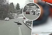 Kuriózní záběry z Blanenska: Děda letěl přes řídítka!