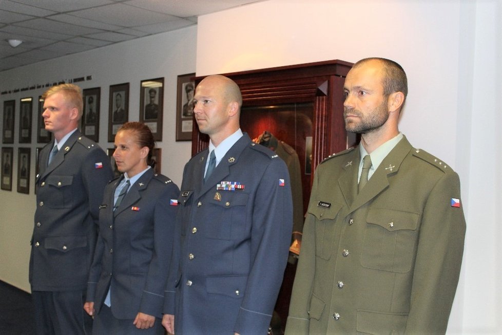 Tomáš Neškodný (vpravo) převzal cenu od náčelníka Generálního štábu