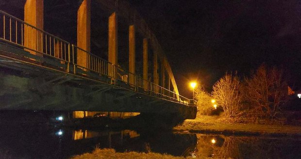 Žena skočila s dítětem do řeky Blanice? Policisté našli na mostě kočárek