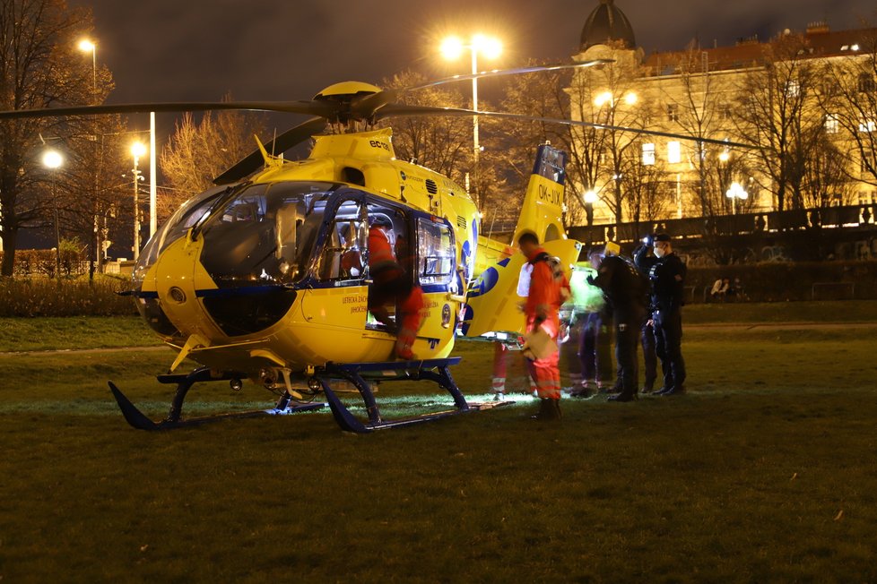 Vrtulník, na jehož palubě bylo dítě, které zachránili policisté i s matkou, když se topily v řece Blanice.