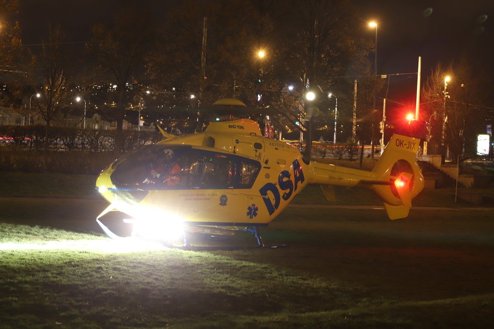 Vrtulník, na jehož palubě bylo dítě, které zachránili policisté i s matkou, když se topily v řece Blanice.