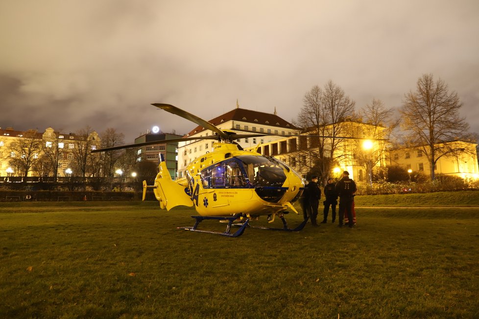 Vrtulník, na jehož palubě bylo dítě, které zachránili policisté i s matkou, když se topily v řece Blanice.