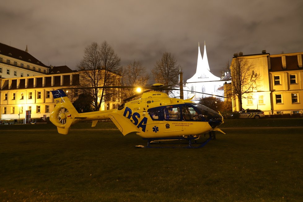 Vrtulník, na jehož palubě bylo dítě, které zachránili policisté i s matkou, když se topily v řece Blanice.