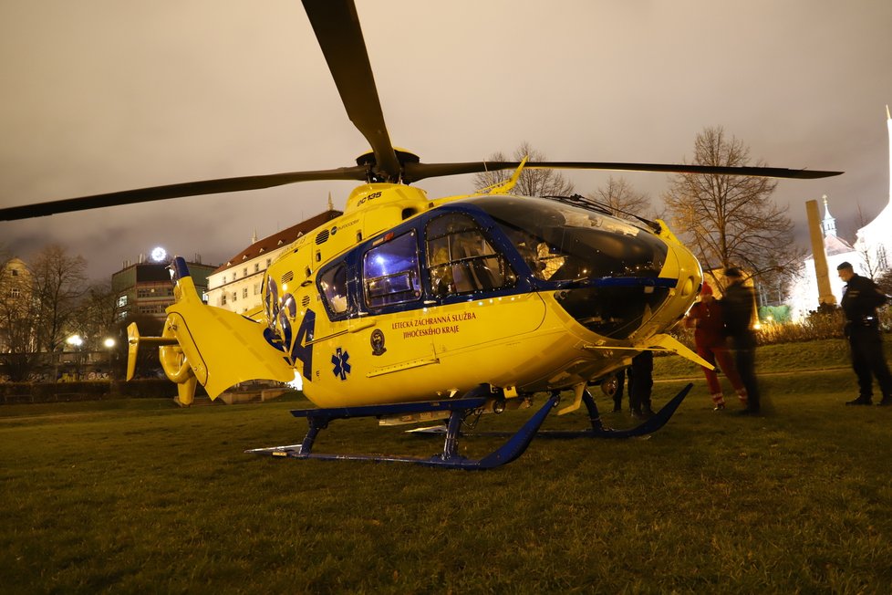 Vrtulník, na jehož palubě bylo dítě, které zachránili policisté i s matkou, když se topily v řece Blanice.