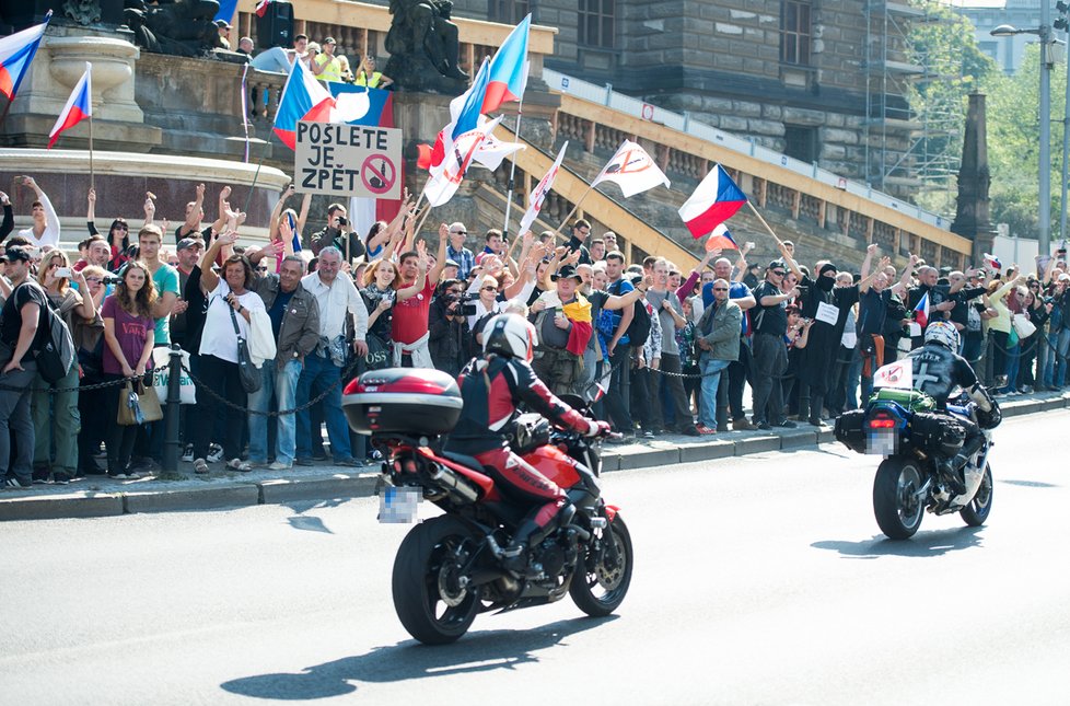 Protiislámská demonstrace na Václaváku v Praze 17. října 2015